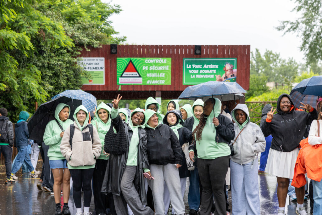 Jeunes sous parapluies lors d’une sortie pluvieuse
