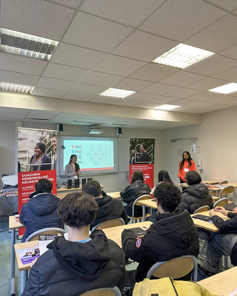 Conférence avec présentations et public attentif.
