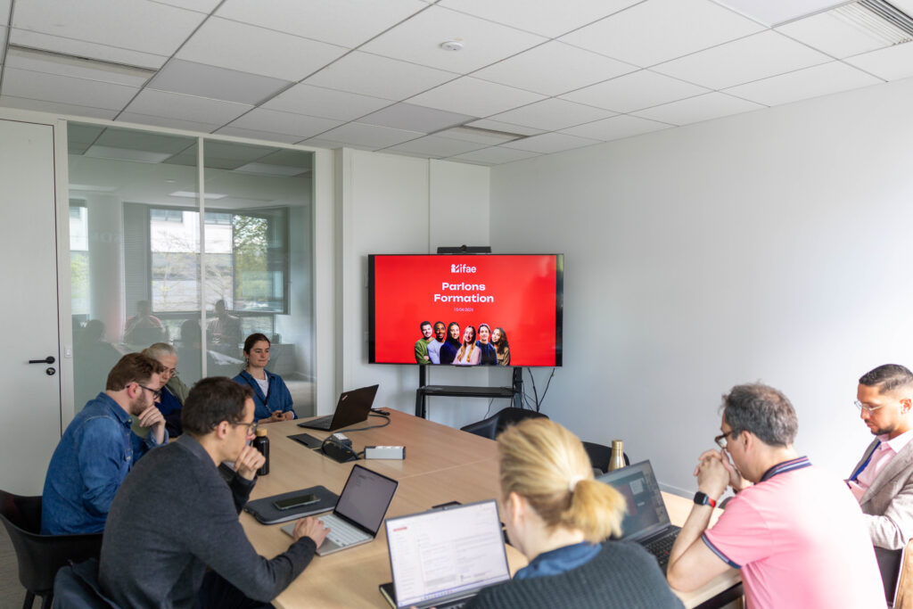 Réunion d’équipe autour d’une présentation formation