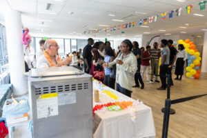 Groupe réuni dans un bureau décoré de drapeaux et ballons