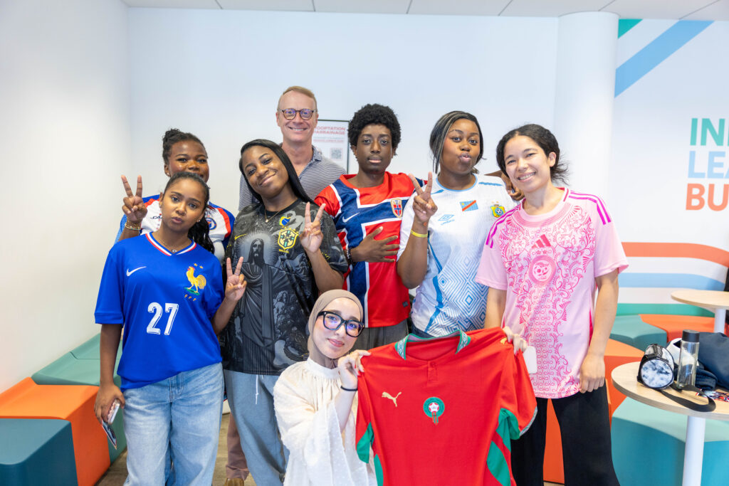 Groupe souriant portant des maillots de football variés