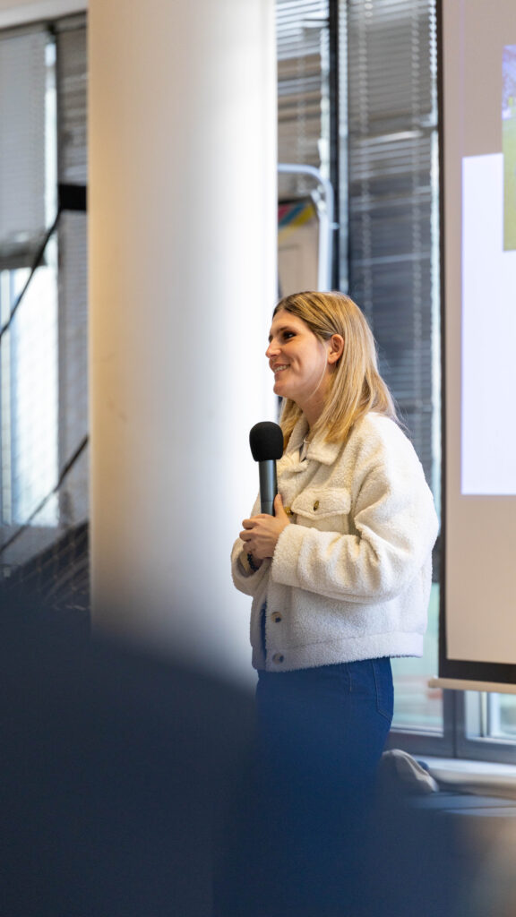 Femme souriant lors d'une présentation publique