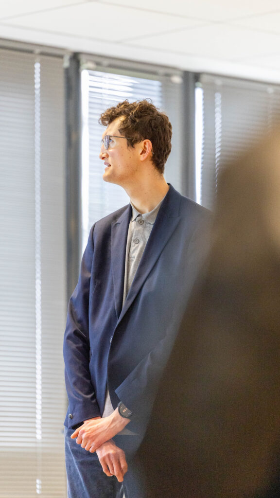 Homme en costume regardant sur le côté