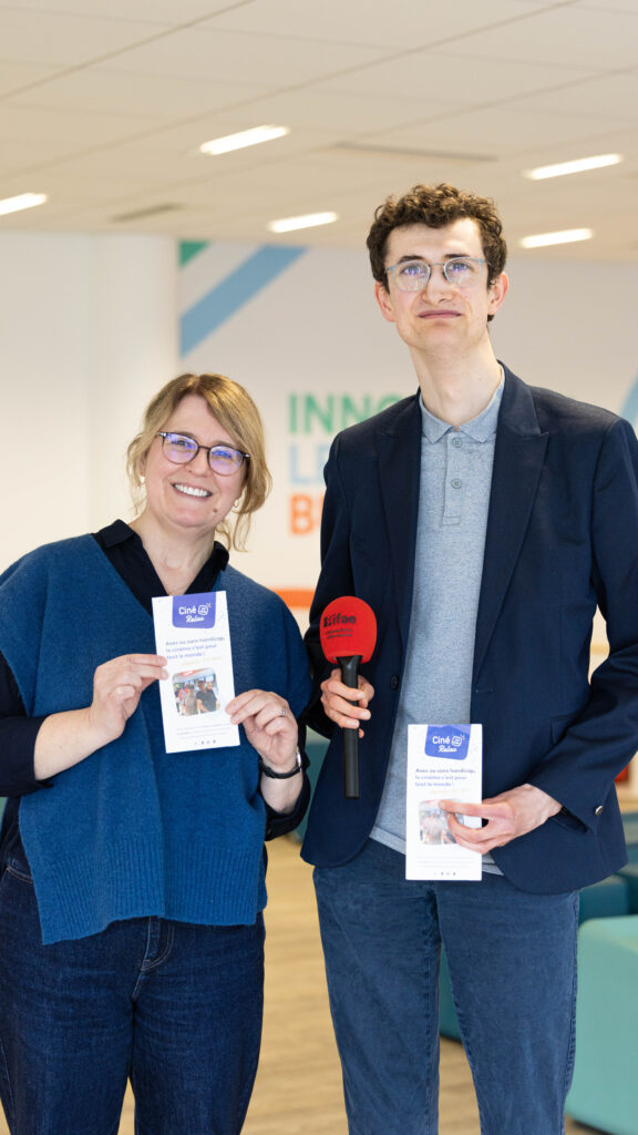 Deux personnes avec brochures et micro