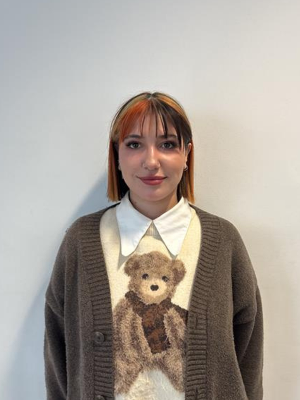 Jeune femme portant pull avec motif ourson