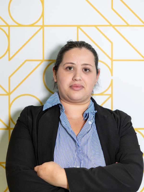 Femme en blazer noir, bras croisés