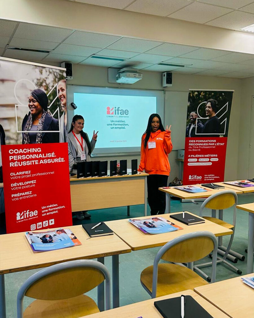 Présentation de formation professionnelle dans une salle de classe.
