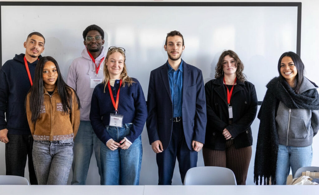 Groupe de jeunes adultes avec badges en salle