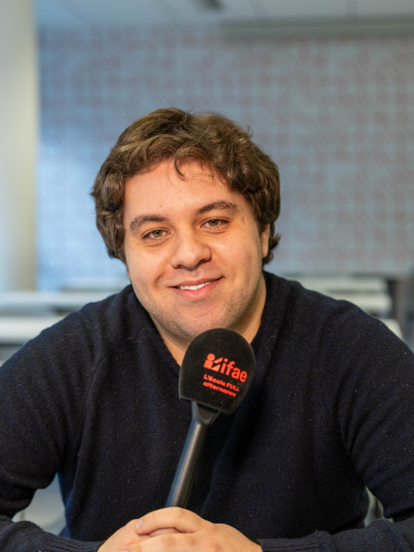 Homme souriant tenant un micro Izifae