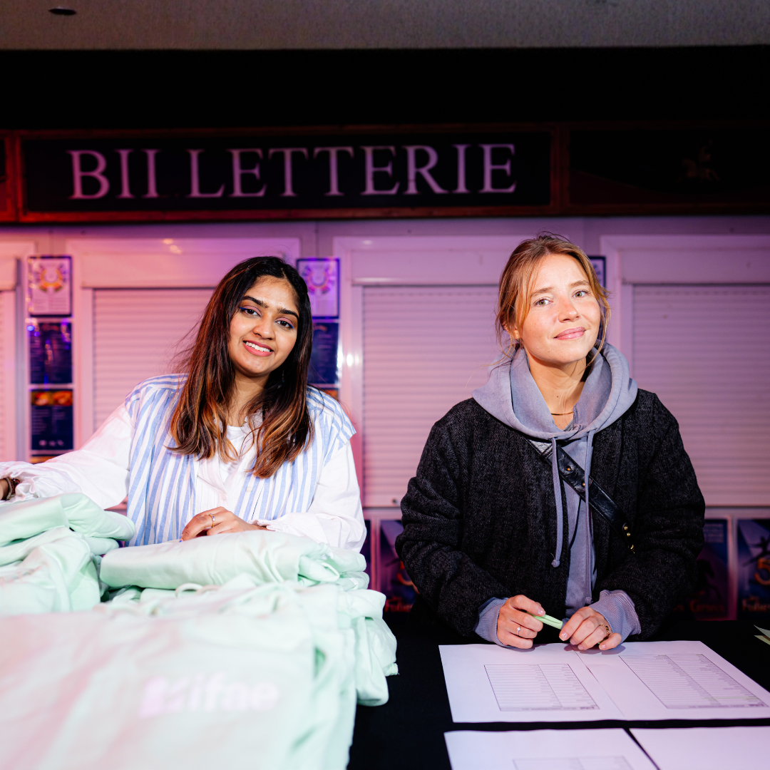 Deux femmes au comptoir d’une billetterie