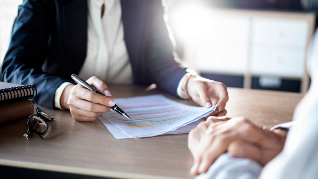 Révision de contrat lors d’un rendez-vous professionnel