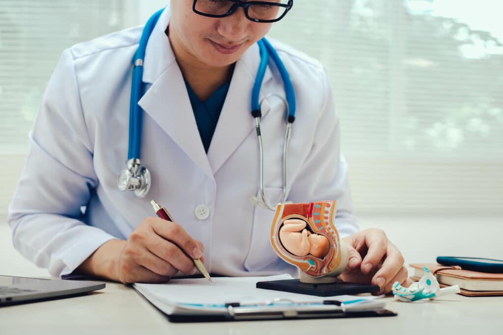 Photo pour la journée internationale de la santé. Un médecin remplis une ordonnance.