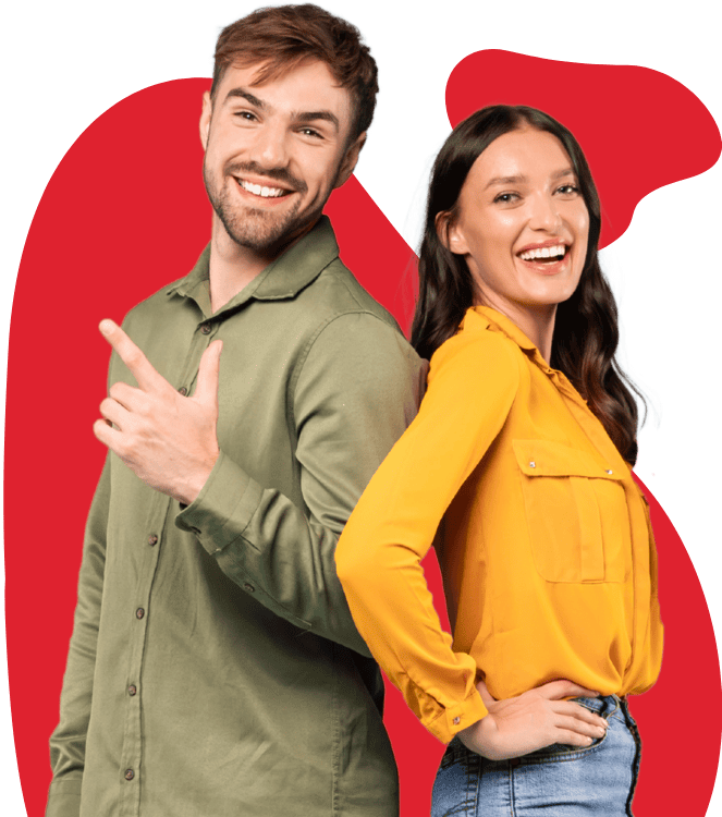 Homme et femme souriants dos à dos