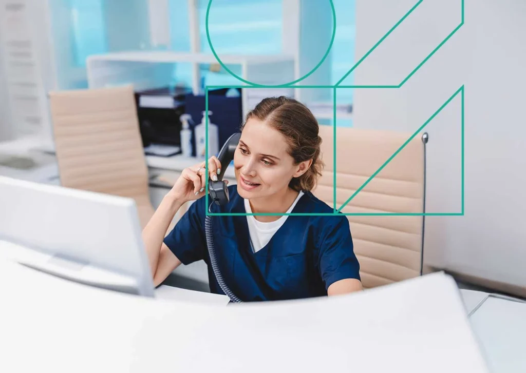 Secrétaire médical parlant au téléphone à un bureau médical.
