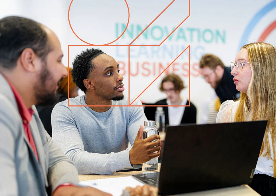 Apprenants discutant autour d'une table en réunion dans les locaux de l'IFAE.