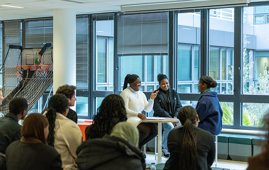Groupe discutant dans une salle lumineuse