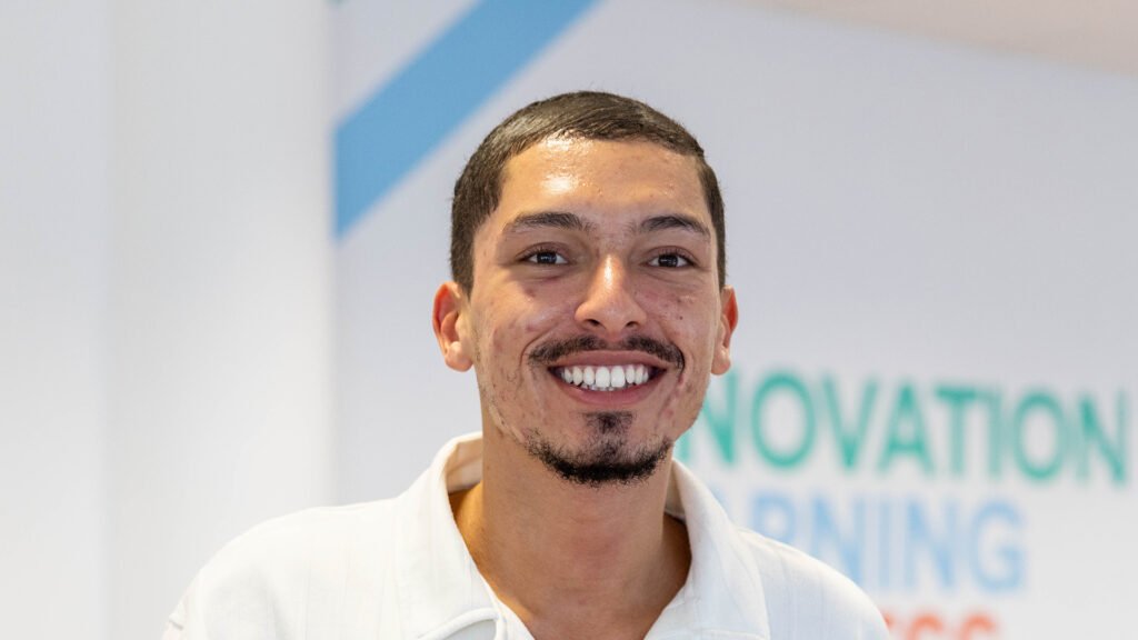 Portrait d’un jeune homme souriant en chemise blanche