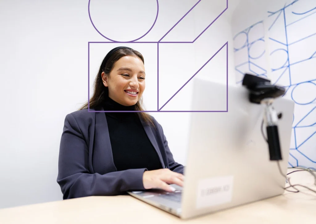 Personne utilisant un ordinateur portable en plein entretien RH.