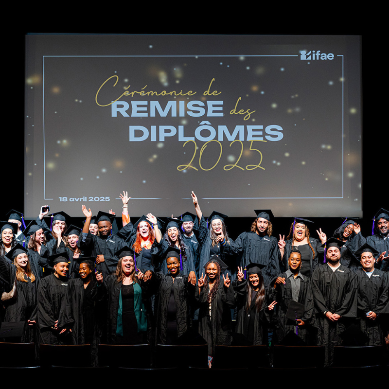 Étudiants célébrant la remise des diplômes 2025.