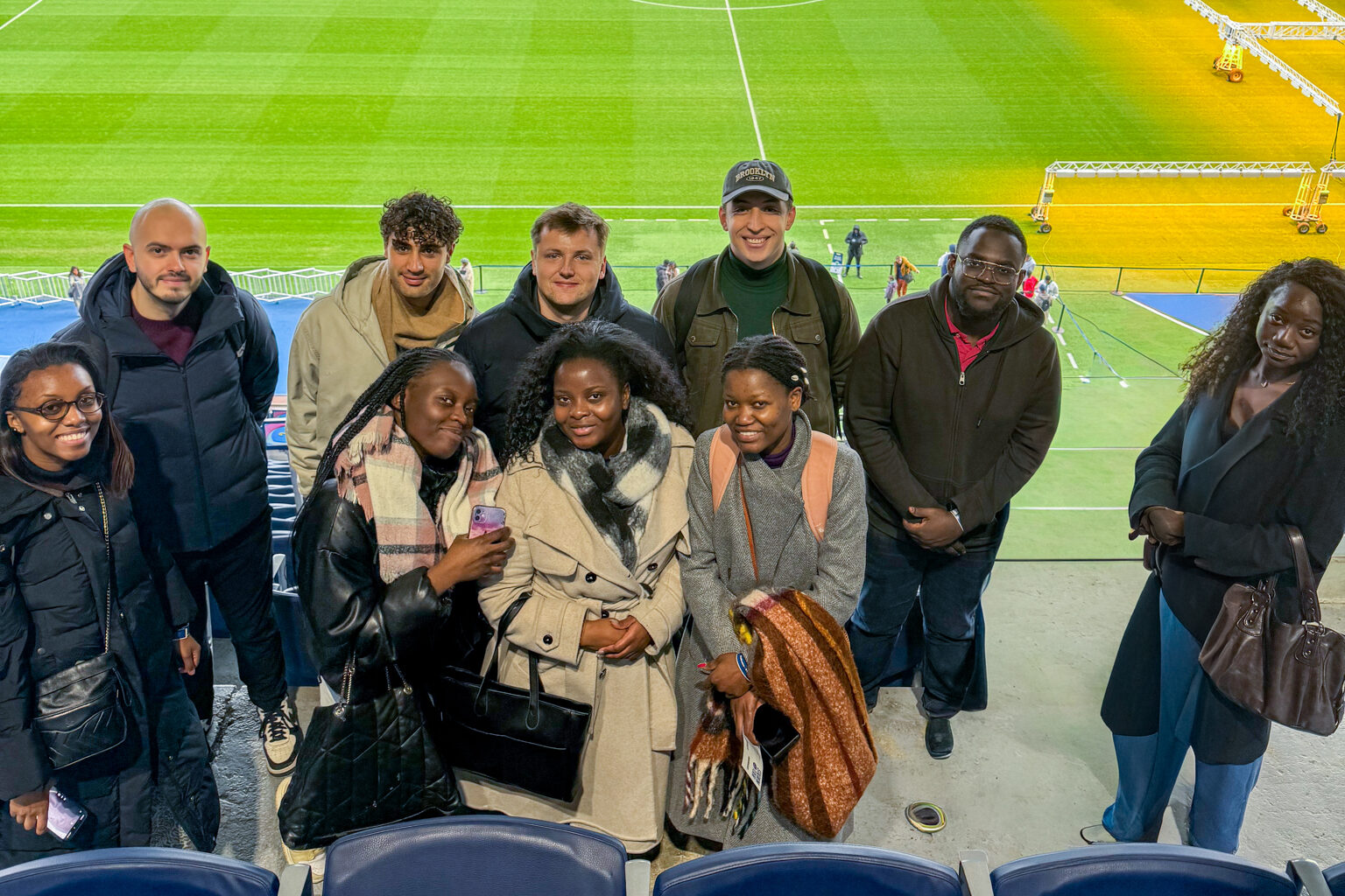 Visiteurs posant à l'intérieur du stade PSG.