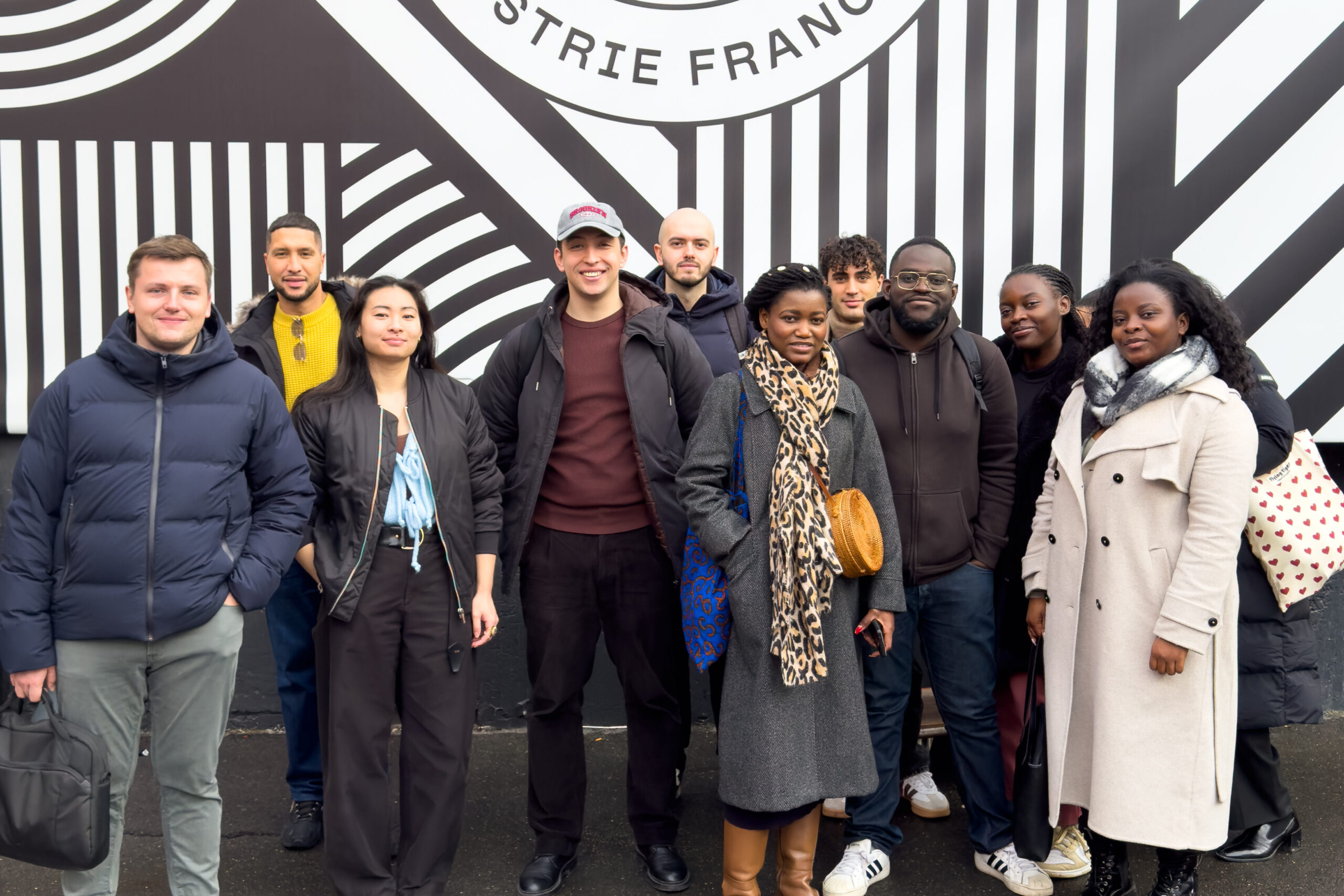 Groupe devant panneau Bonne Nouvelle Industrie Française.
