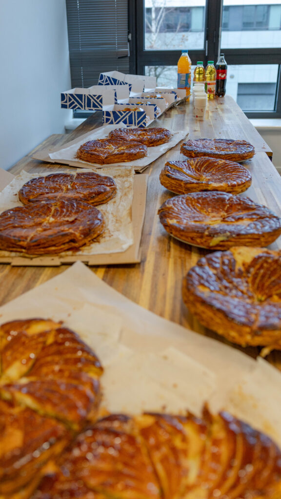 Tables avec galettes des rois et boissons variées.