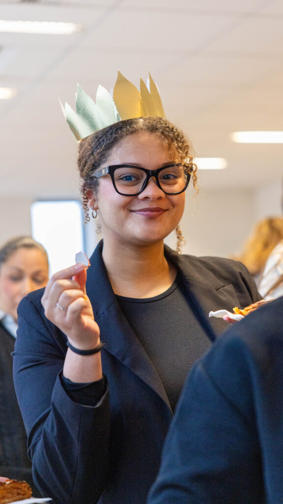 Femme souriante avec couronne en papier.