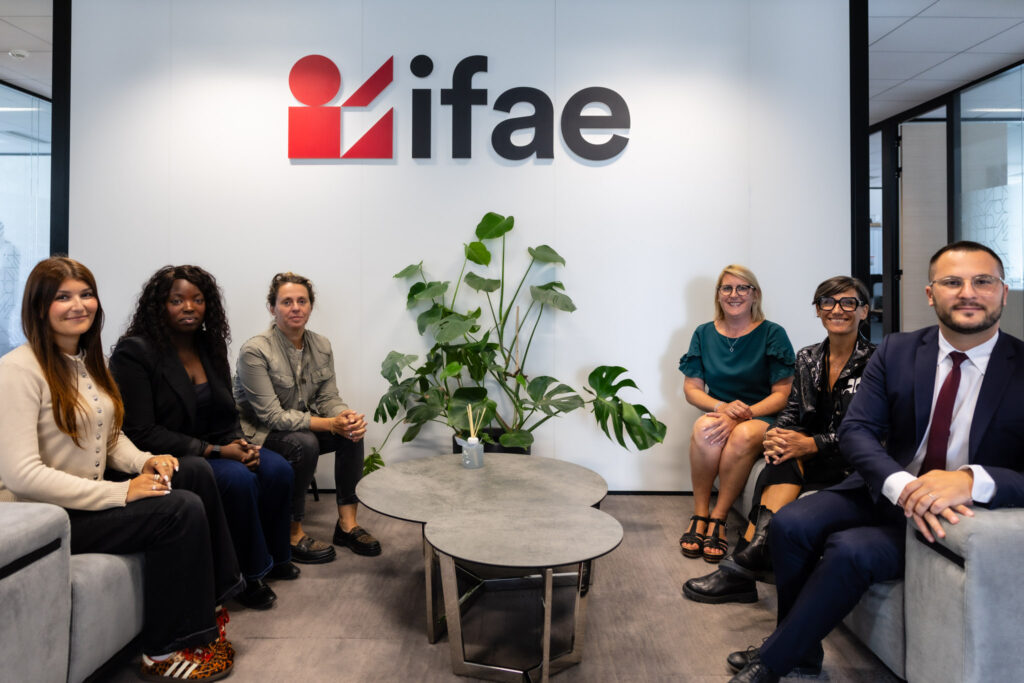 Équipe réunie dans les bureaux d’ifae