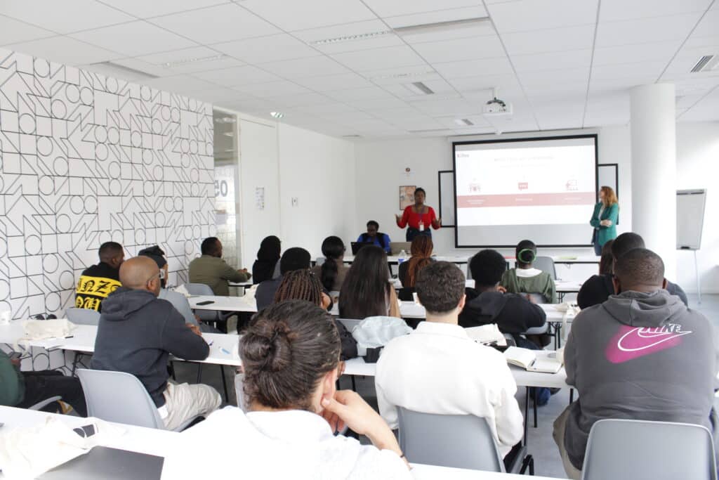 Un cours avec des étudiants attentifs.