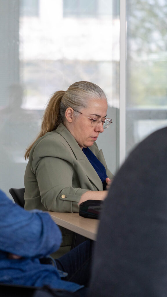 Femme concentrée travaillant à une table en intérieur