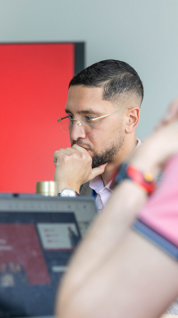 Homme pensif travaillant sur ordinateur portable au bureau