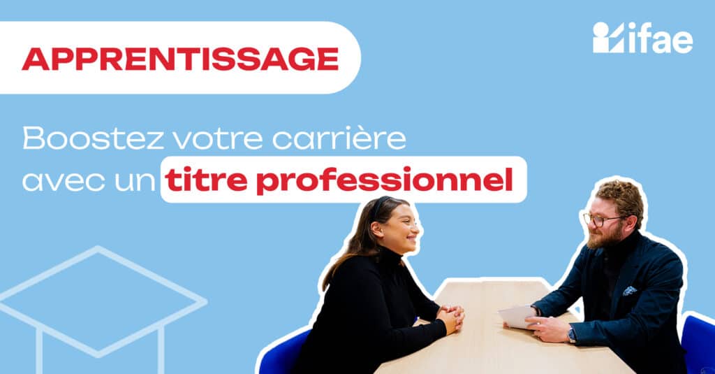 Apprenants qui parle avec le coach durant un coaching cv. Boostez votre carrière avec un titre professionnel.