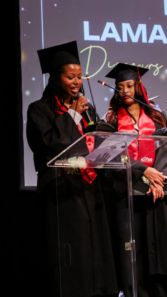 Deux diplômées en toge lors d’un discours