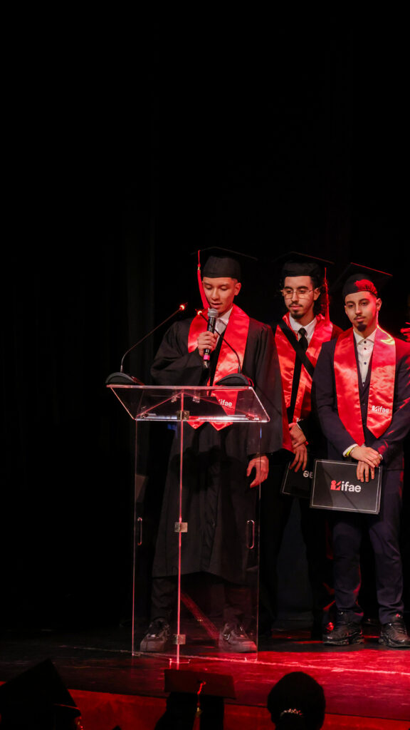 Étudiants diplômés en toge lors d’une cérémonie