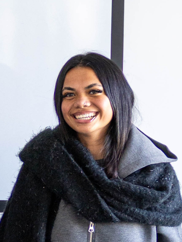 Femme souriante avec écharpe noire en intérieur