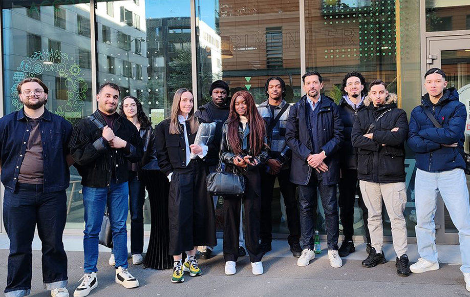 Groupe de personnes posant ensemble dehors.