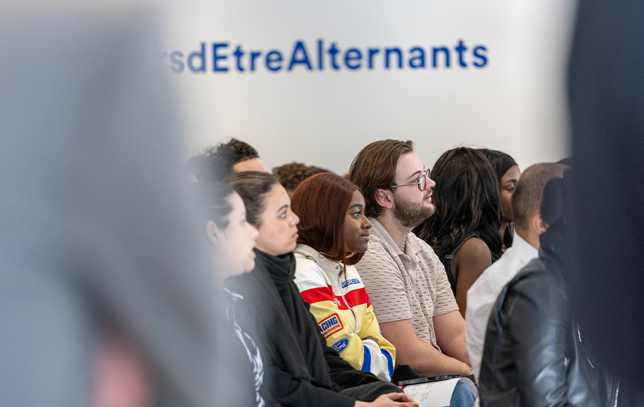 Groupe d'apprenants attentifs en conférence.