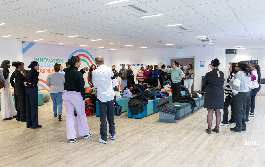 Groupe se réunissant dans une salle moderne