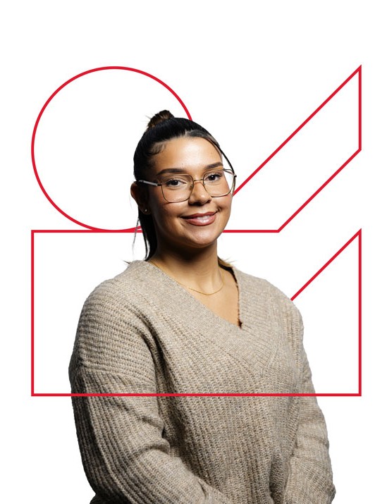 Femme souriante portant un pull beige et lunettes. Le logo de l'IFAE est autour d'elle.