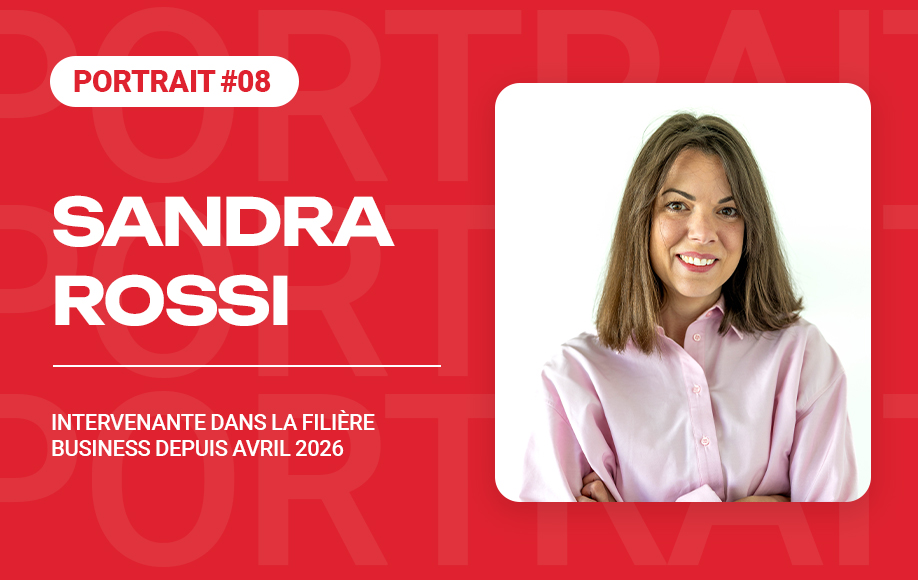 Portrait de Sandra Rossi sur fond rouge